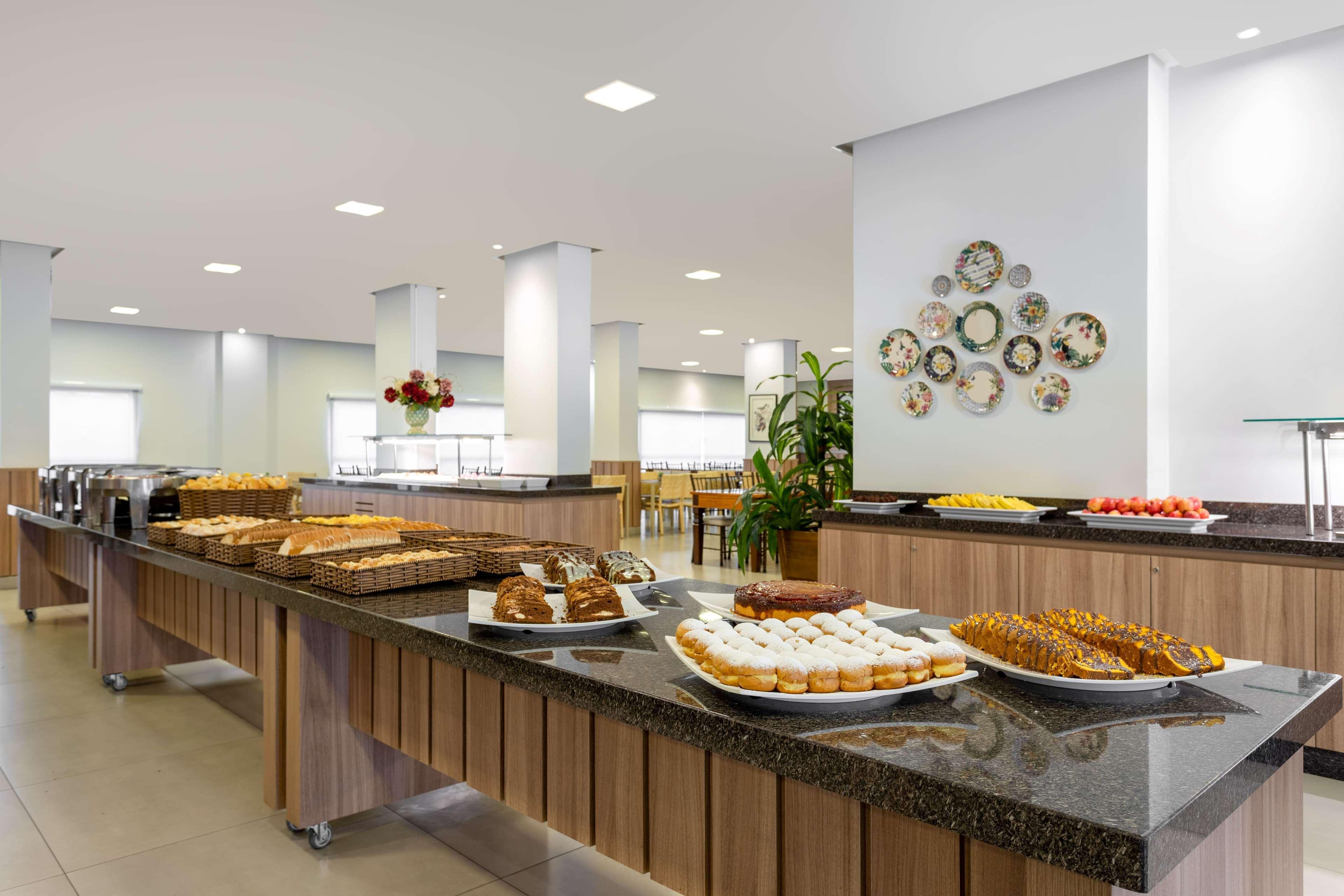 Wyndham Olimpia Royal Hotels Екстер'єр фото A buffet at a hotel