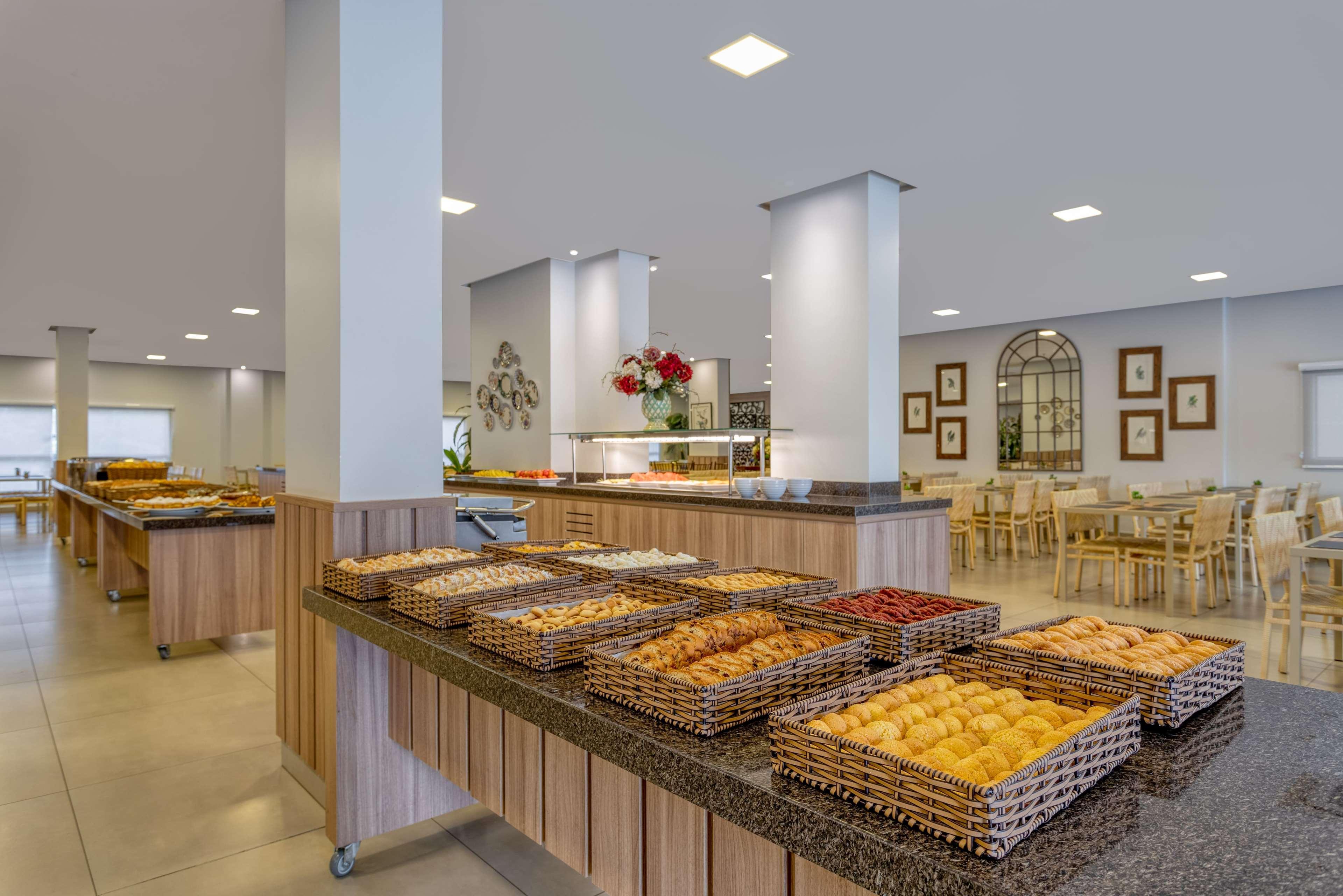 Wyndham Olimpia Royal Hotels Екстер'єр фото A buffet at a hotel