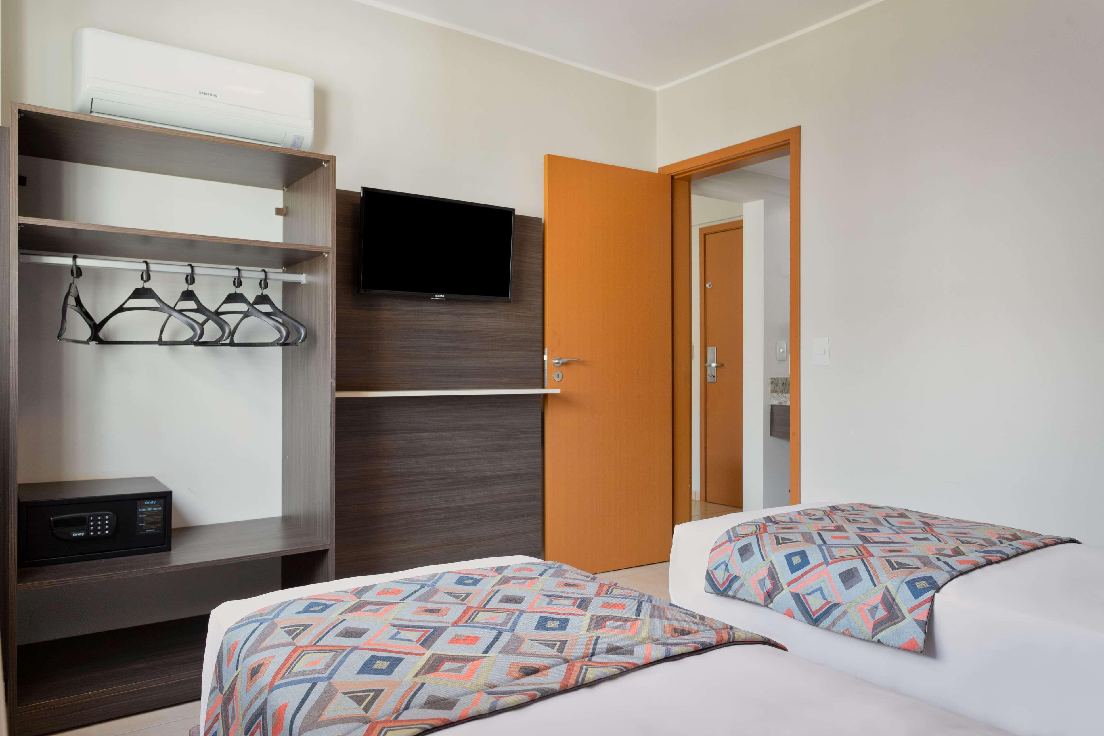 Wyndham Olimpia Royal Hotels Екстер'єр фото A typical room at a Holiday Inn Express